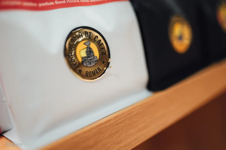 Detaliu de sigiliu și logo pe punga de cafea