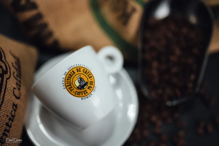 Ceașcă de cafea cu identitatea Prăjitoria de Cafea