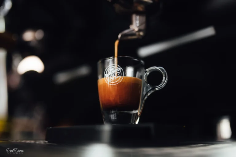 Extracție espresso într-o ceașcă transparentă, la Prăjitoria de Cafea Roman.