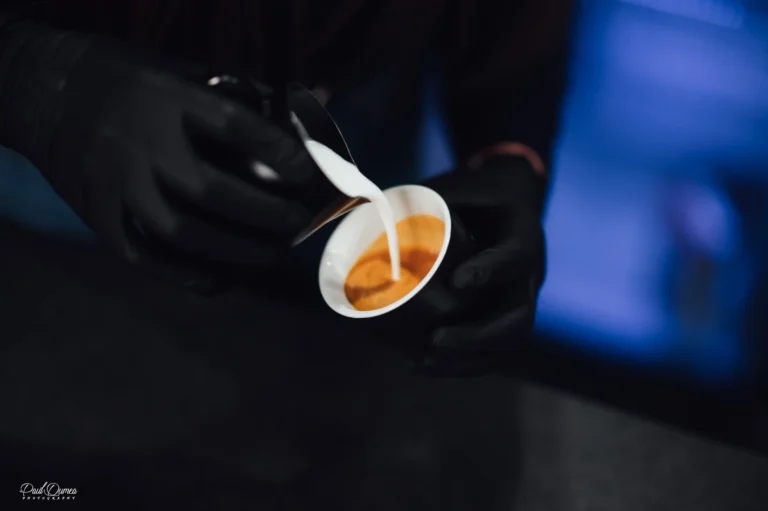 Turnarea laptelui într-o ceașcă de cafea